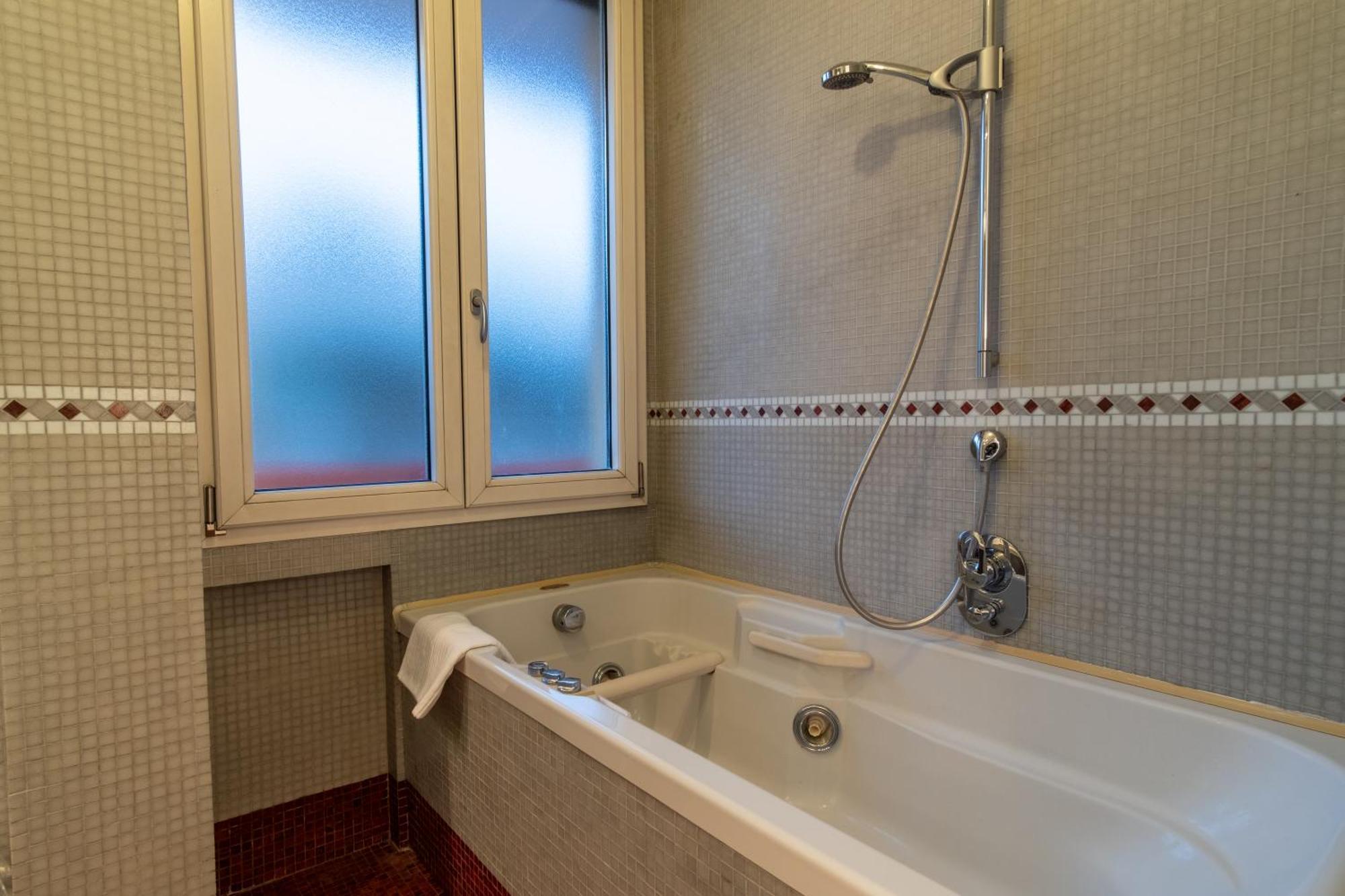 Attic With Terrace And Jacuzzi - Luxury Apartment Rome Extérieur photo
